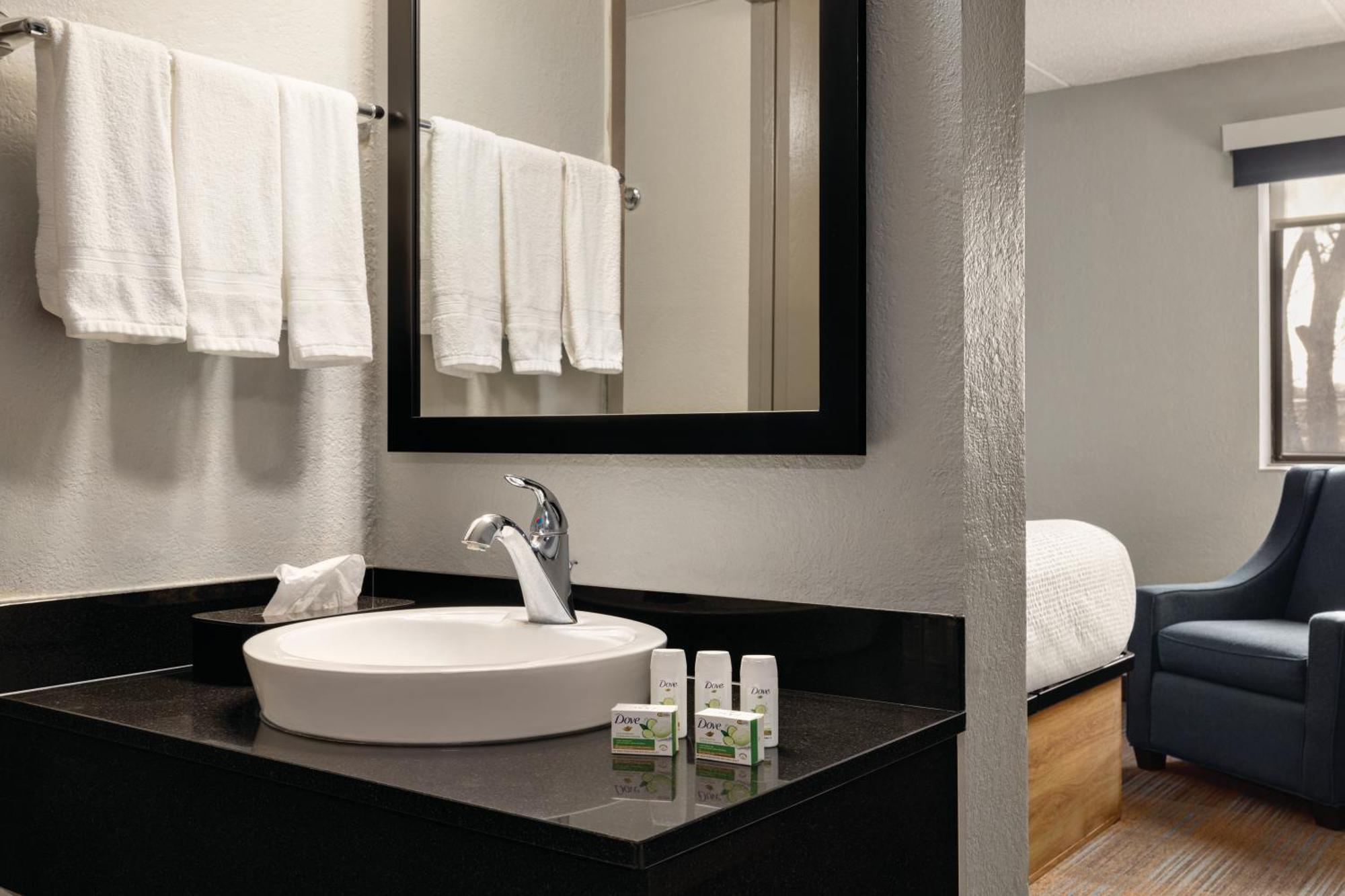Americinn By Wyndham Madison Wi Екстериор снимка